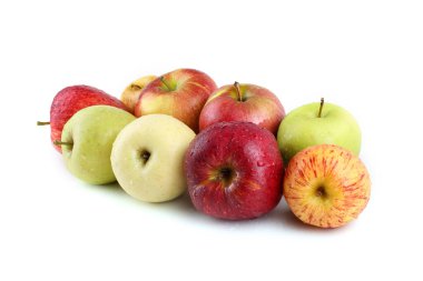 Beyaz üzerine izole edilmiş farklı renkte elmalar