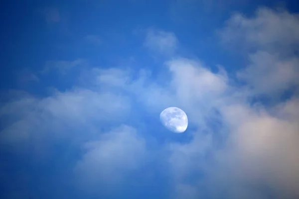 Luna Blanca Con Fondo Cielo Nublado — Foto de Stock