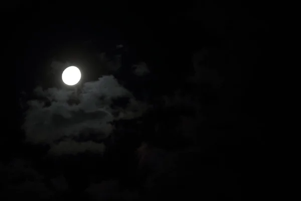 月亮和美丽的云彩 — 图库照片