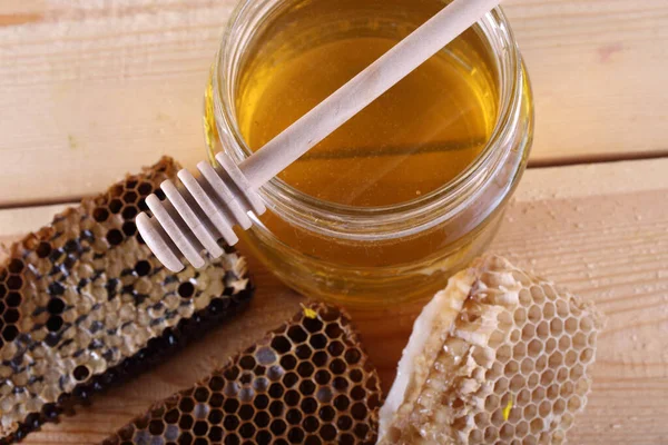 新鮮な蜂蜜でガラス瓶と蜂蜜スティック — ストック写真