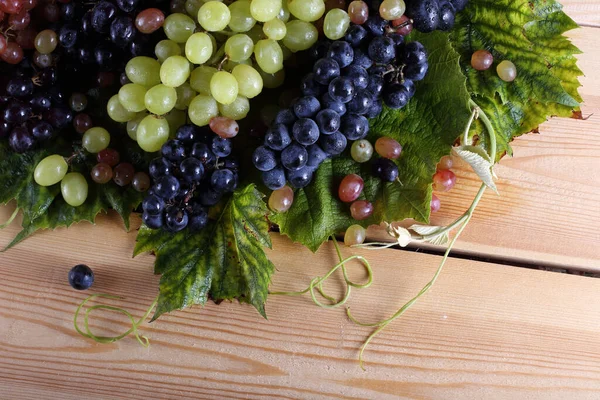 テーブルの上のブドウ カントリースタイル — ストック写真