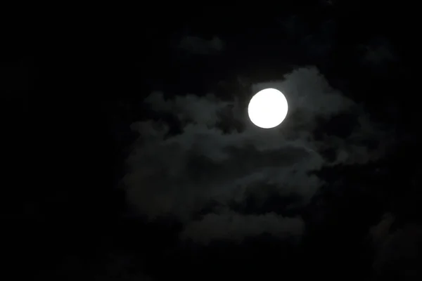 Księżyc Piękne Chmury — Zdjęcie stockowe