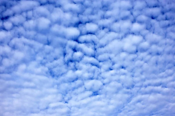 Flauschige Wolken Himmel Hintergrund — Stockfoto