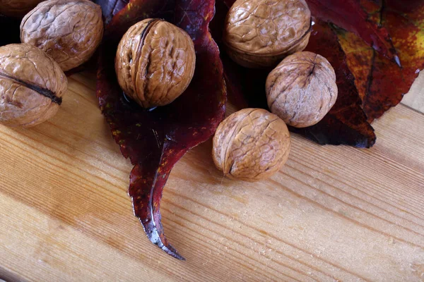 Walnuts Autumn Leaves Table — Stock Photo, Image