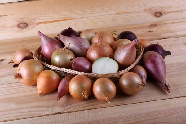 Zwiebeln Verschiedener Farbe Auf Dem Tisch — Stockfoto