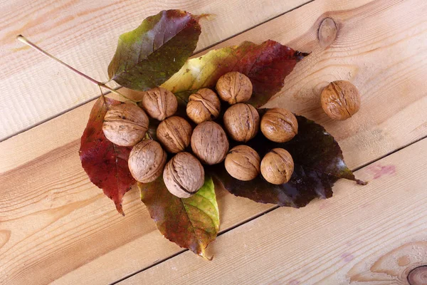 Noci Foglie Autunnali Tavola — Foto Stock