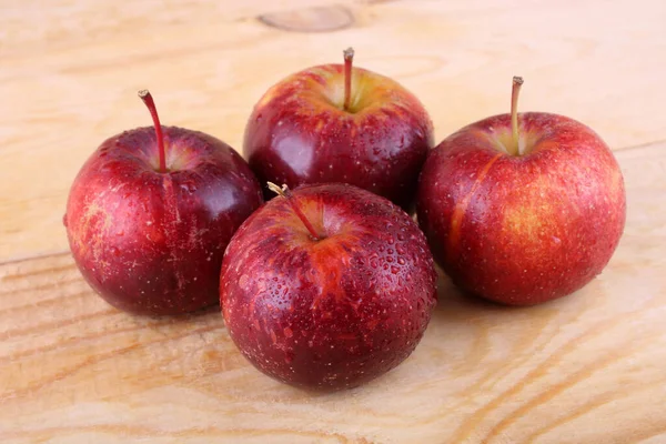 Pommes Rouges Mûres Sur Table Bois — Photo