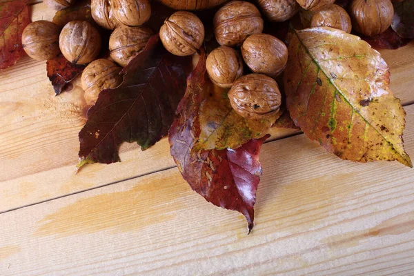 Walnüsse Und Herbstblätter Auf Dem Tisch — Stockfoto