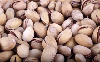 Tuzlu şam fıstığı yığınına yakın.