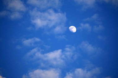 Bulutlu arkaplanı olan beyaz ay