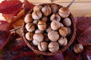 Ceviz ve sonbahar yaprakları masada.