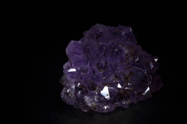 Siyah arkaplanda Ametist