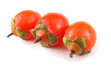 Taze hurmalar beyaz üzerine izole edilmiş.