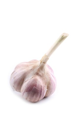 Beyaz arkaplanda sarımsak izole edilmiş.
