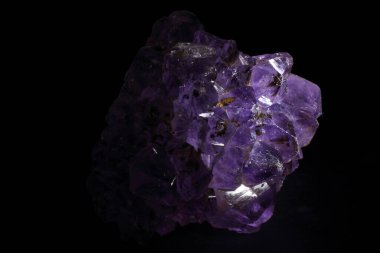 Siyah arkaplanda Ametist