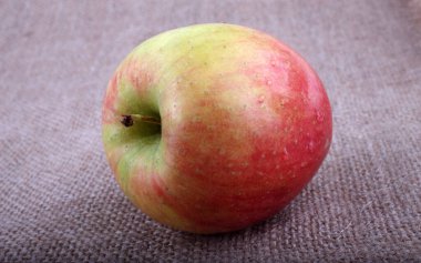 Taze olgun elmaları kapatın.