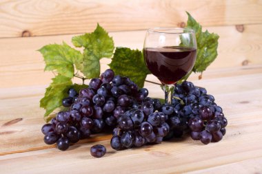 Üzüm ve şarap masada.