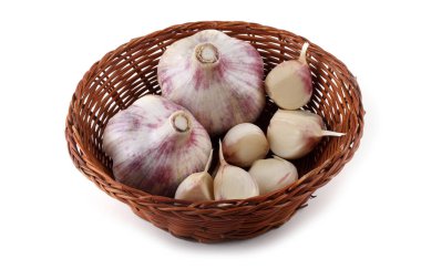 Sarımsak ve sarımsak karanfilleri beyaza izole edilmiş.