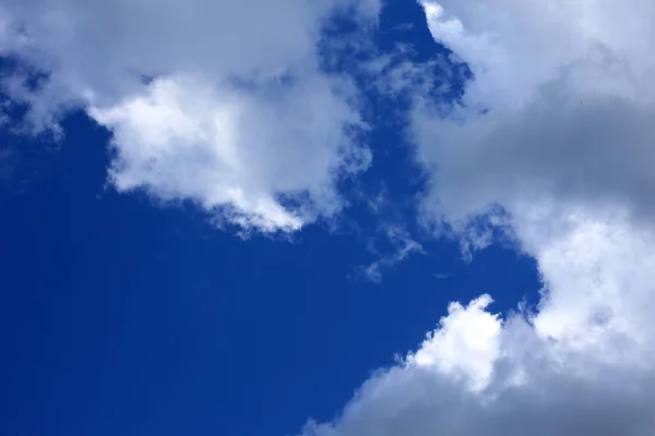 背景にふわふわの雲 — ストック写真