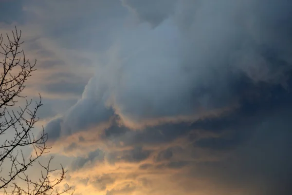 Fantastische Zonsondergang Ongebruikelijke Wolken — Stockfoto