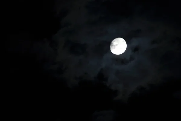 Луна Прекрасные Облака — стоковое фото