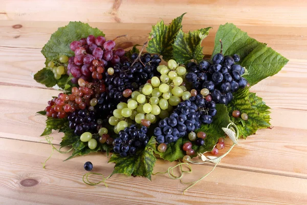 Чорний Рожевий Зелений Виноград Листя Столі — стокове фото