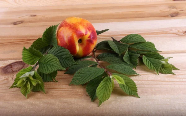 Nectarina Sobre Mesa Con Hojas — Foto de Stock