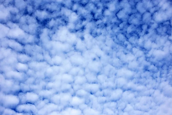 背景にふわふわの雲 — ストック写真