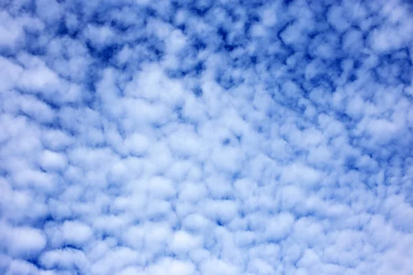 Flauschige Wolken Auf Dem Hintergrund — Stockfoto