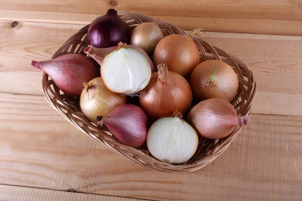 Zwiebeln Verschiedener Farbe Auf Dem Tisch — Stockfoto