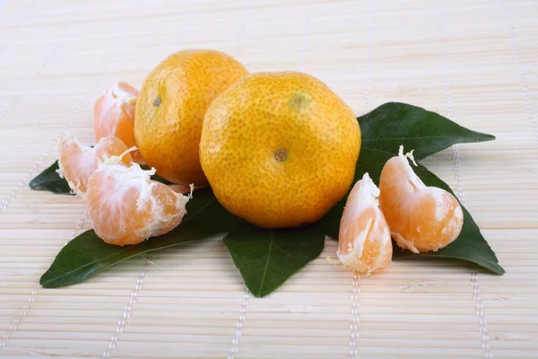 Mandarinas Con Hojas Sobre Fondo Blanco —  Fotos de Stock