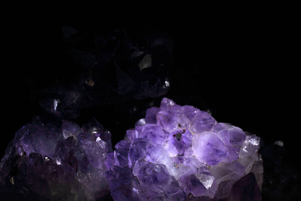 Аметист на черном фоне