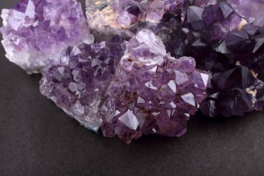 Siyah arkaplanda Ametist