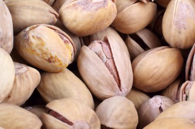 Tuzlu şam fıstığı yığınına yakın.