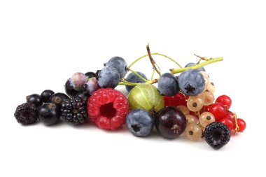 Beyaz arka planda izole edilmiş farklı meyveler