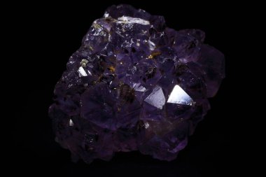 Siyah arkaplanda Ametist