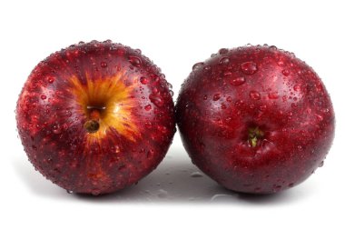 kırmızı elmalar beyaz arkaplanda izole edilmiş