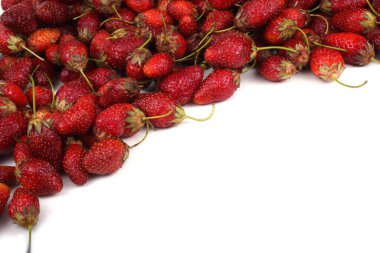 Beyaz arka planda izole edilmiş olgun çilek