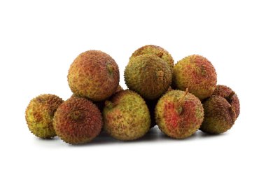 Lychee meyveleri beyaz üzerine izole edilmiş.