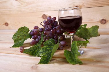 Şarap ve üzüm masada.