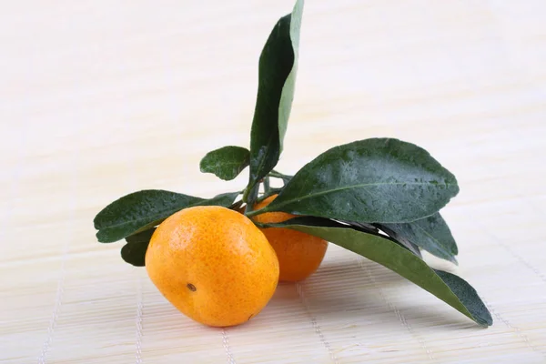 Mandarines Avec Des Feuilles Sur Fond Blanc — Photo