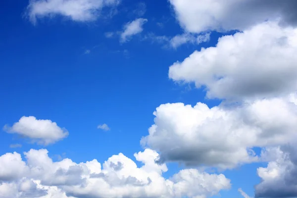 空の上のCirrus雲背景 — ストック写真