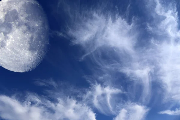 Luna Nubes Plumas Mar Tarde — Foto de Stock