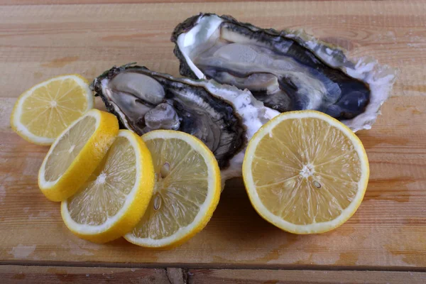 テーブルの上の牡蠣とレモンのスライス — ストック写真