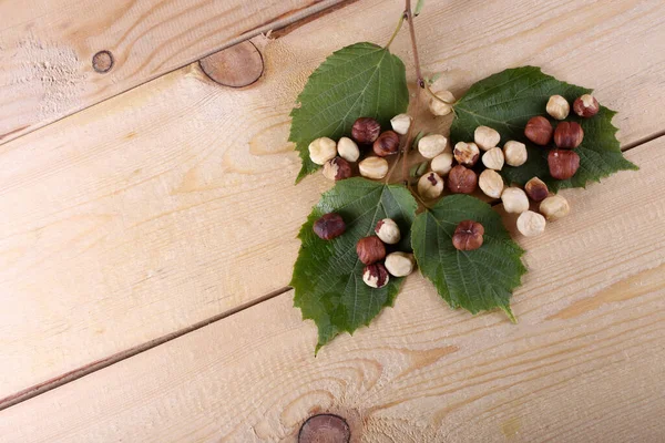 Geschälte Haselnüsse Auf Dem Tisch — Stockfoto