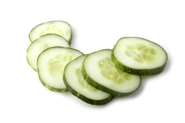 Beyaz arkaplanda salatalıklar