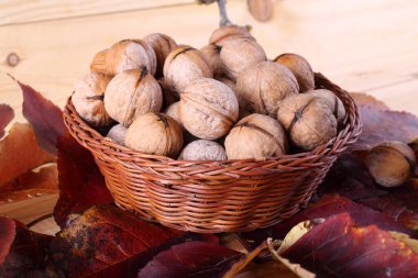 Ceviz ve sonbahar yaprakları masada.