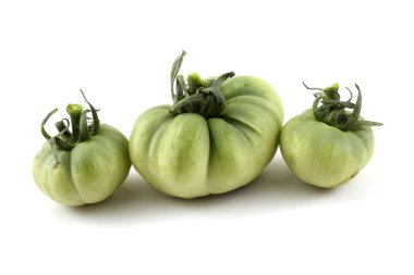 Beyazın üzerinde yeşil olgunlaşmamış domatesler