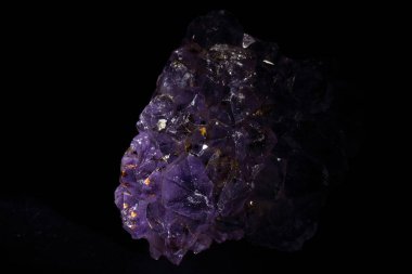 Siyah arkaplanda Ametist