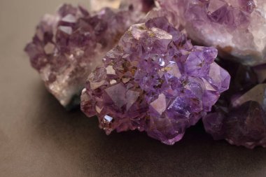 Siyah arkaplanda Ametist